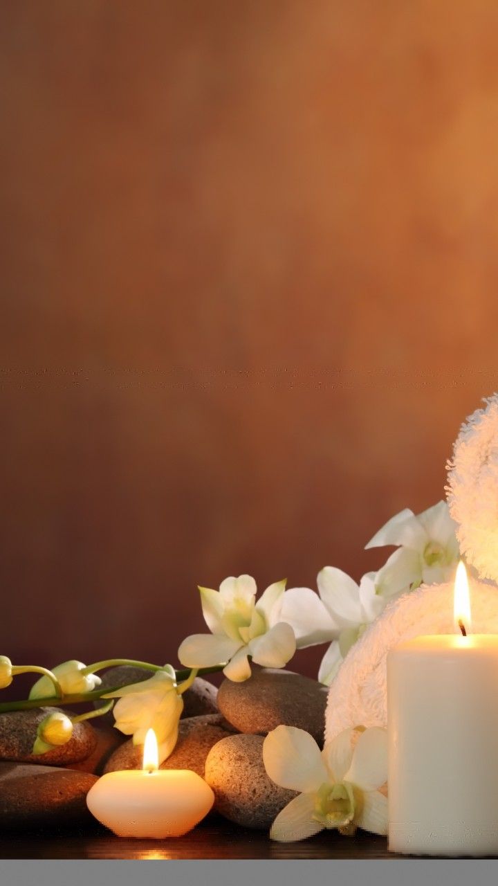 Ambiente de drenaje linfático con velas, piedras y orquídeas